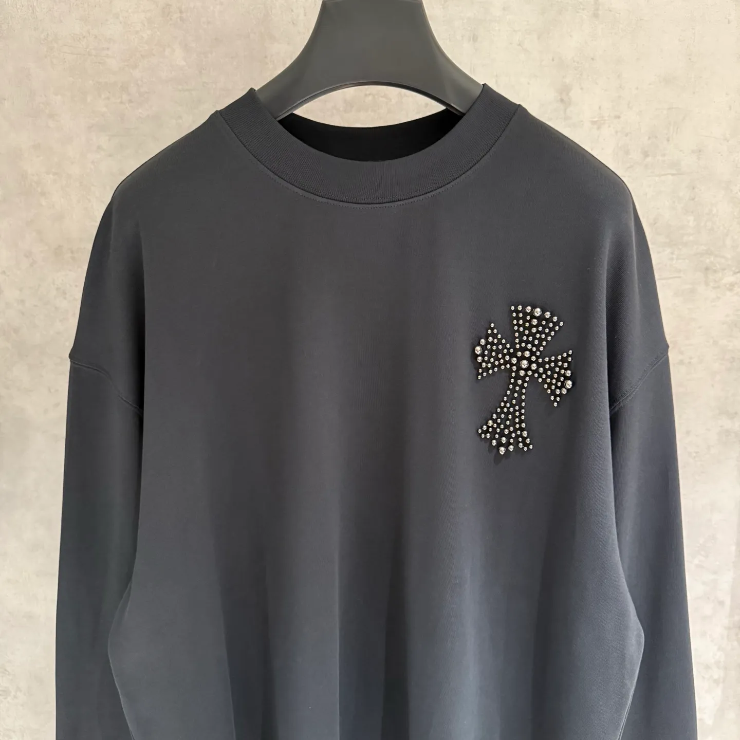 🅿️350 [Strict quality control] CH Croixin's new long-sleeved sweatshirt T-shirt. Heavy 420g double yarn fabric. Beaded on the front. Wash the whole garment twice. Frayed and torn on all four sides. Heavy fabric. The neckline is made of icy Salona. Loose fit. Deep, wide and stylish. No deformation or shrinkage. Color: 3 colors, black, white and gray. Size: M-2xl